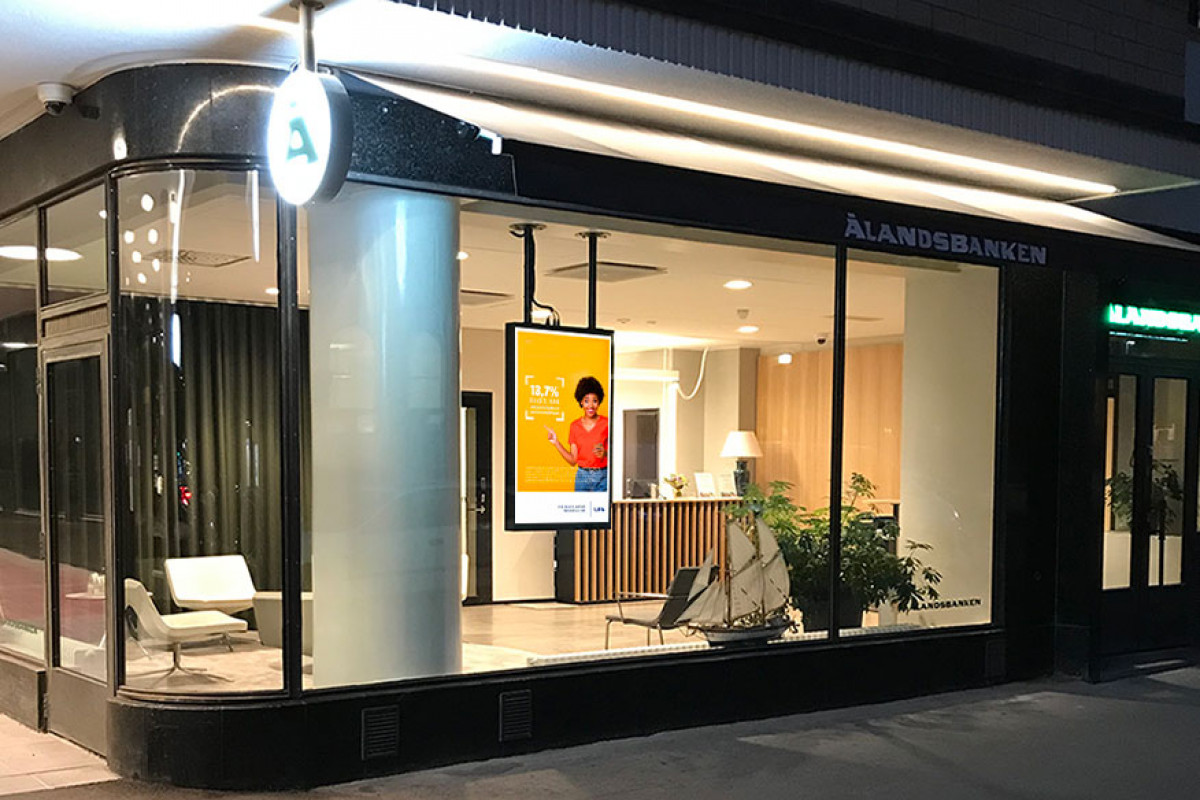 Indoor Double Sided LCD Window Display (49″)